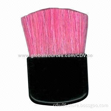 Blush brush with goat bristles and plastic handle